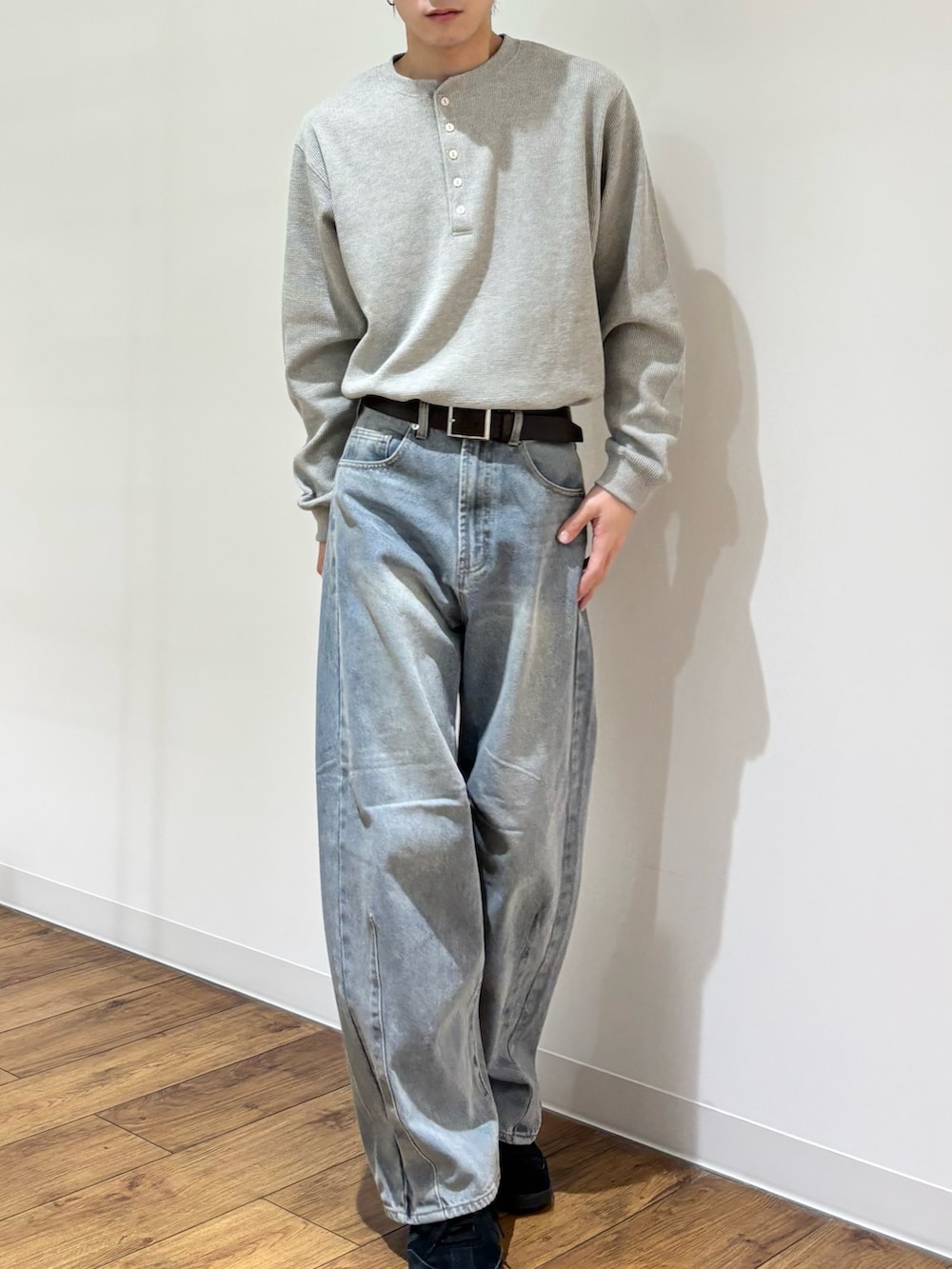 グレー系のTシャツ/カットソー、ブルー系のデニムパンツを着用したメンズの冬コーディネートの3枚目の写真