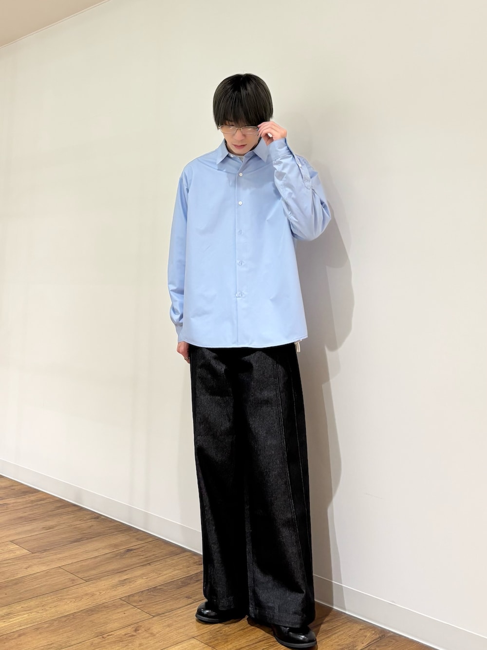 ホワイト系のTシャツ/カットソー、ブルー系のシャツ/ブラウス、ブラック系のデニムパンツを着用したメンズの春コーディネートの6枚目の写真