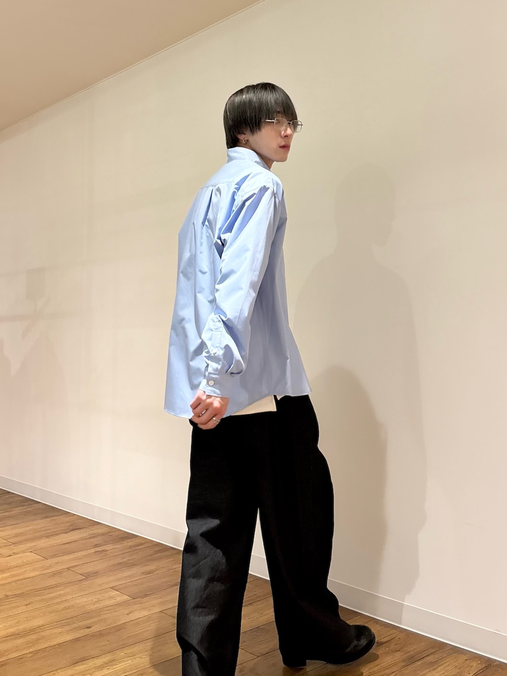 ホワイト系のTシャツ/カットソー、ブルー系のシャツ/ブラウス、ブラック系のデニムパンツを着用したメンズの春コーディネートの4枚目の写真