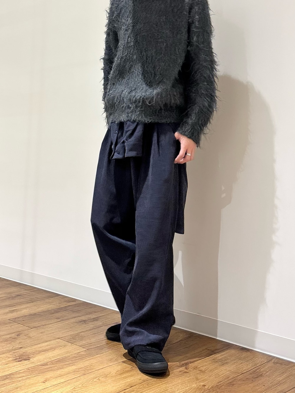 グレー系のニット/セーター、ブルー系のシャツ/ブラウス、ブルー系のその他パンツを着用したメンズの秋コーディネートの3枚目の写真