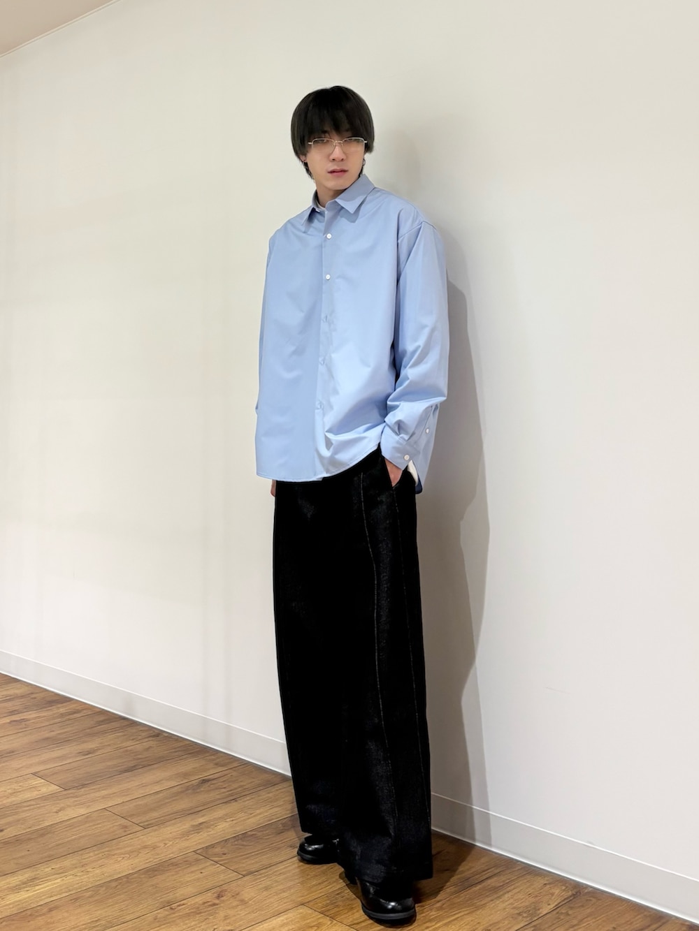 ホワイト系のTシャツ/カットソー、ブルー系のシャツ/ブラウス、ブラック系のデニムパンツを着用したメンズの春コーディネートの8枚目の写真