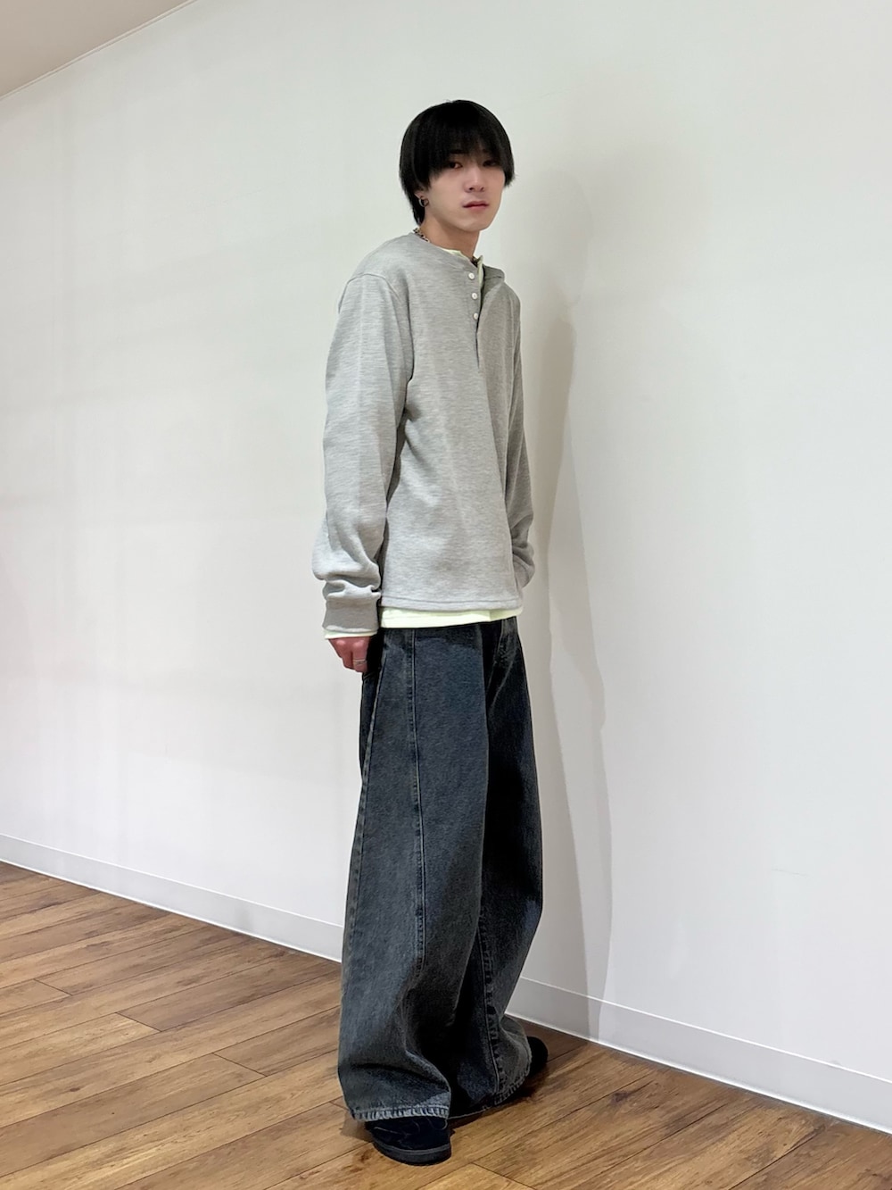 グレー系のTシャツ/カットソー、グリーン系のTシャツ/カットソー、ブルー系のデニムパンツを着用したメンズの春コーディネートの5枚目の写真