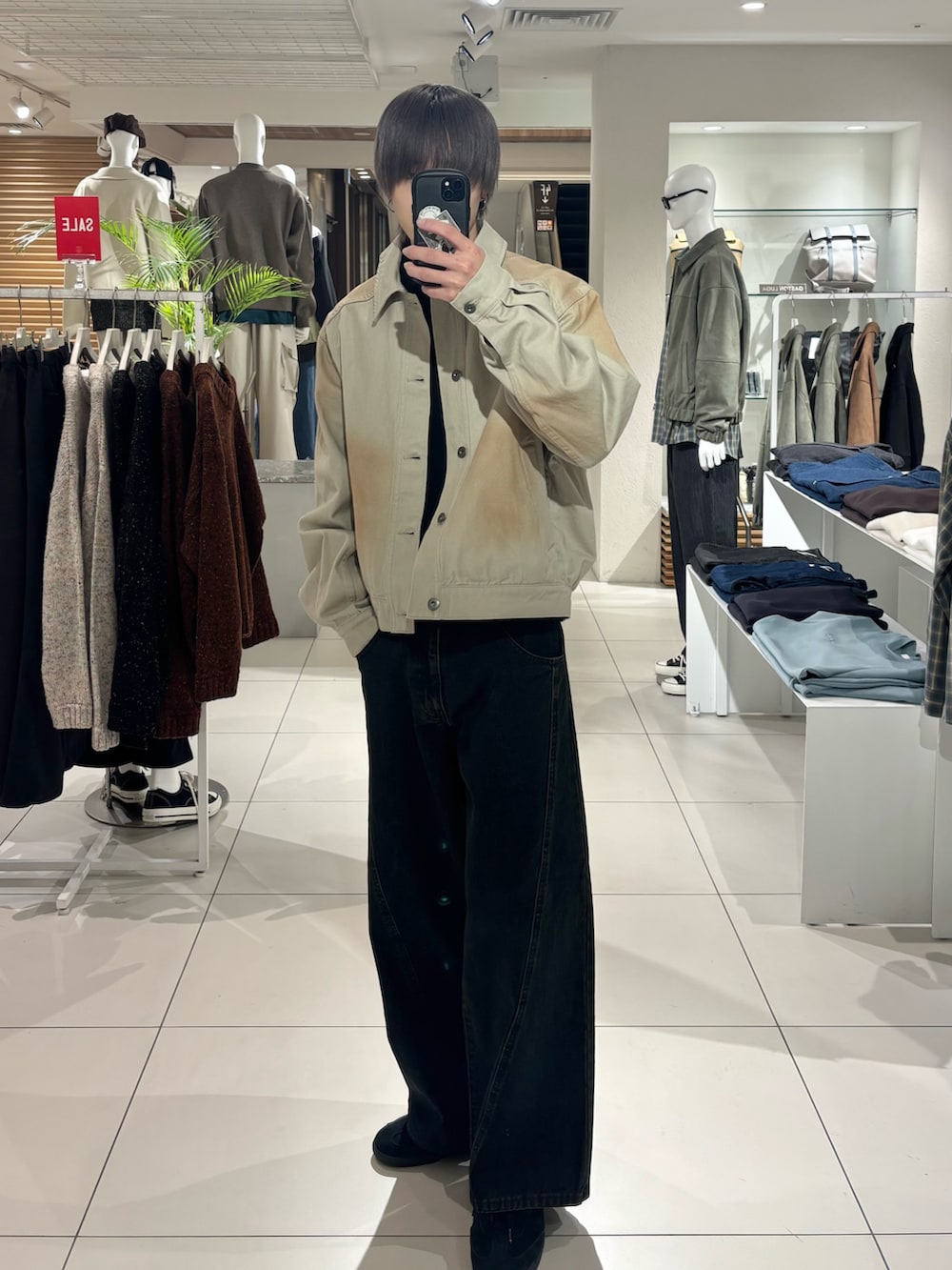 グリーン系のデニムジャケット、ブラック系のニット/セーター、ブラック系のデニムパンツを着用したメンズの冬コーディネートの6枚目の写真