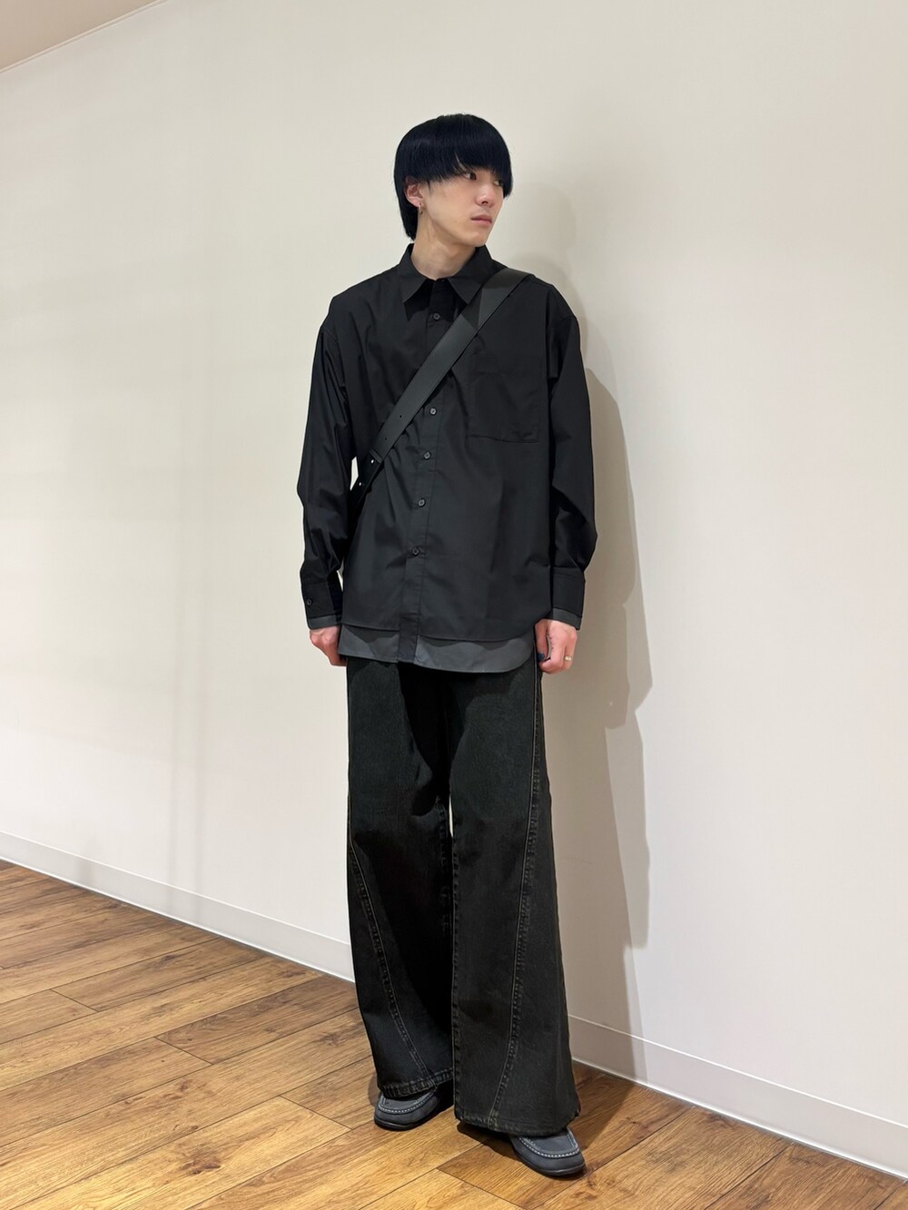 ブラック系のショルダーバッグ、グレー系のシャツ/ブラウス、ブラック系のデニムパンツを着用したメンズの冬コーディネートの6枚目の写真