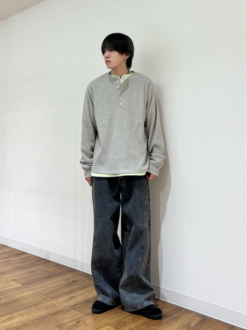 グレー系のTシャツ/カットソー、グリーン系のTシャツ/カットソー、ブルー系のデニムパンツを着用したメンズの春コーディネートの2枚目の写真