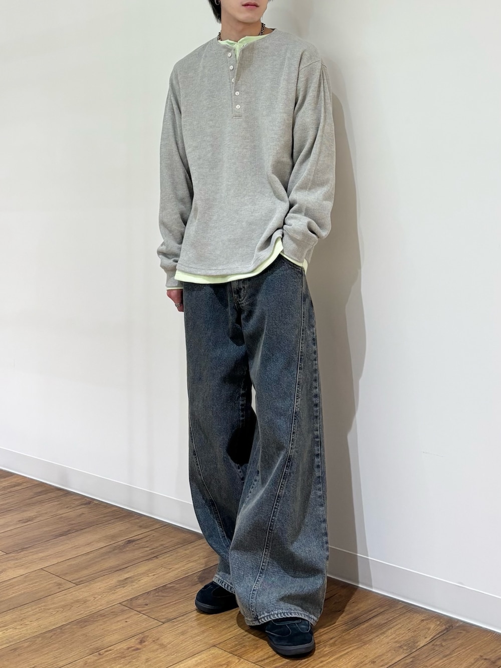 グレー系のTシャツ/カットソー、グリーン系のTシャツ/カットソー、ブルー系のデニムパンツを着用したメンズの春コーディネートの3枚目の写真