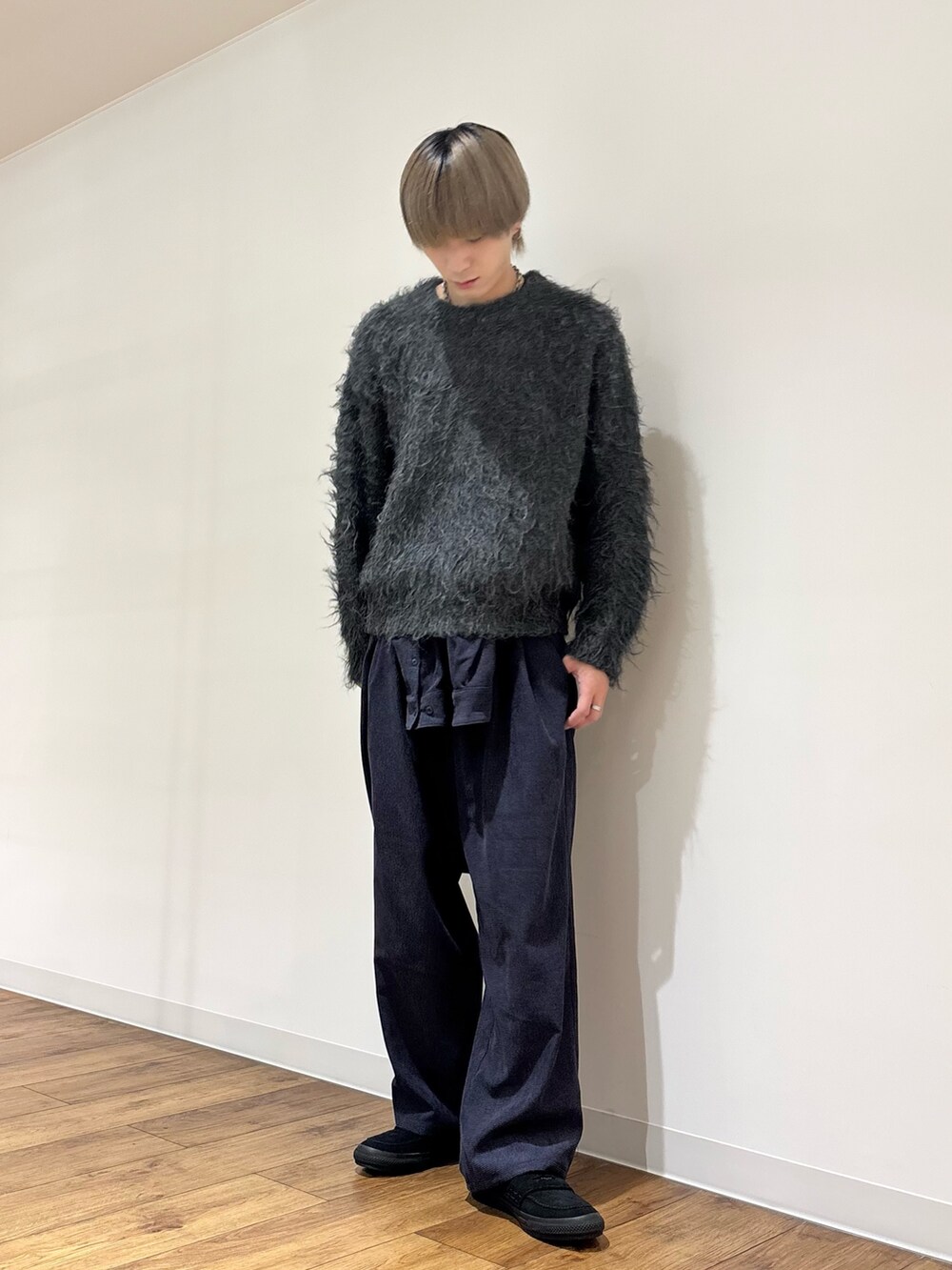 グレー系のニット/セーター、ブルー系のシャツ/ブラウス、ブルー系のその他パンツを着用したメンズの秋コーディネートの2枚目の写真