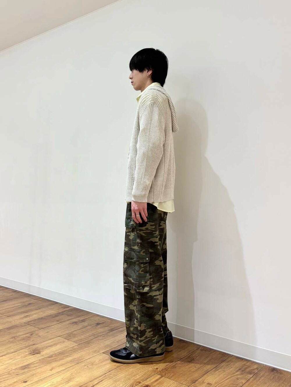 「アーバンリサーチ、センスオブプレイス、ワイドパンツ、カジュアル、カーゴパンツ、URBANRESEARCH、シンプルコーデ、レイヤード、春コーデ、senseofplace、春、シャツスタイル、パーカー、シアー、休日スタイル」|「SENSE OF PLACE by URBAN RESEARCHの『イージーケア』コンフォートレギュラーカラーシャツ(シャツ/ブラウス、イエロー系)」を使った、りゅーとさん(メンズ・172cm)の冬コーディネートの2枚目の写真