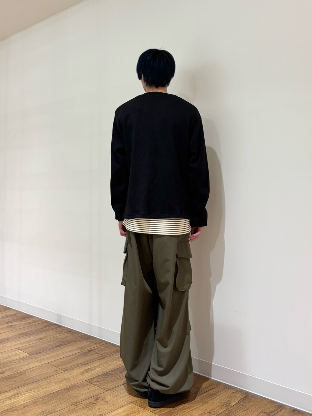 ブラック系のTシャツ/カットソー、ホワイト系のTシャツ/カットソー、グリーン系のその他パンツを着用したメンズの冬コーディネートの6枚目の写真