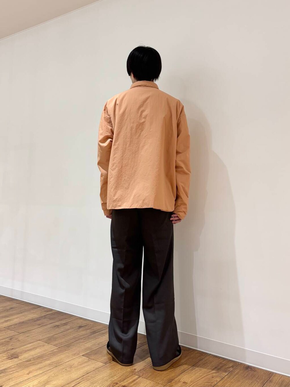 グレー系のその他パンツ、ブラック系のスニーカー、ブラウン系のシャツ/ブラウスを着用したメンズの冬コーディネートの3枚目の写真