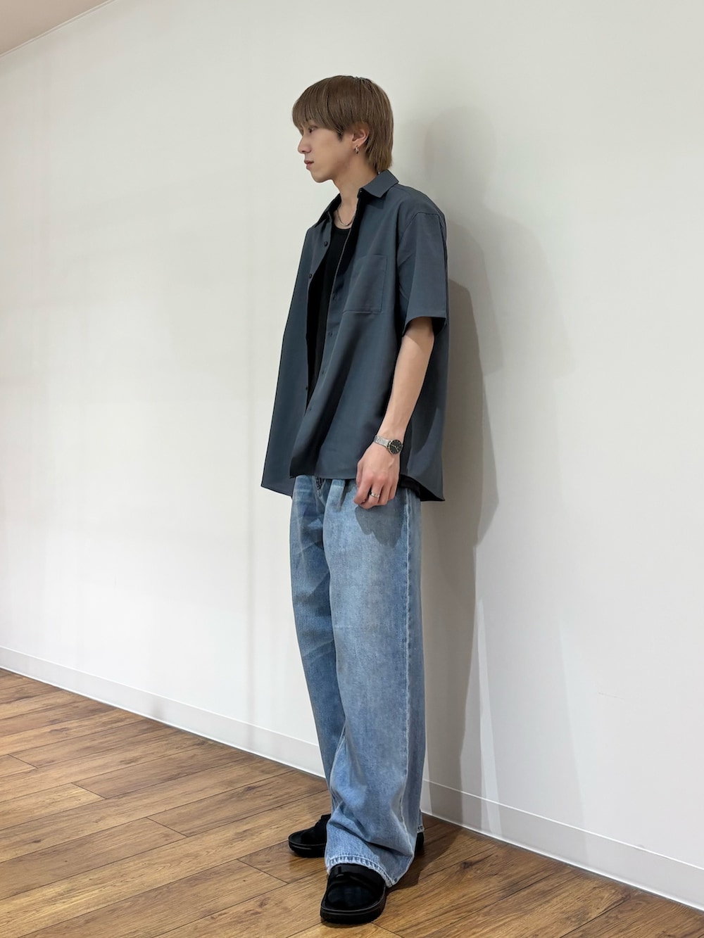 ブルー系のシャツ/ブラウス、グレー系のタンクトップ、ブルー系のデニムパンツを着用したメンズの春コーディネートの5枚目の写真