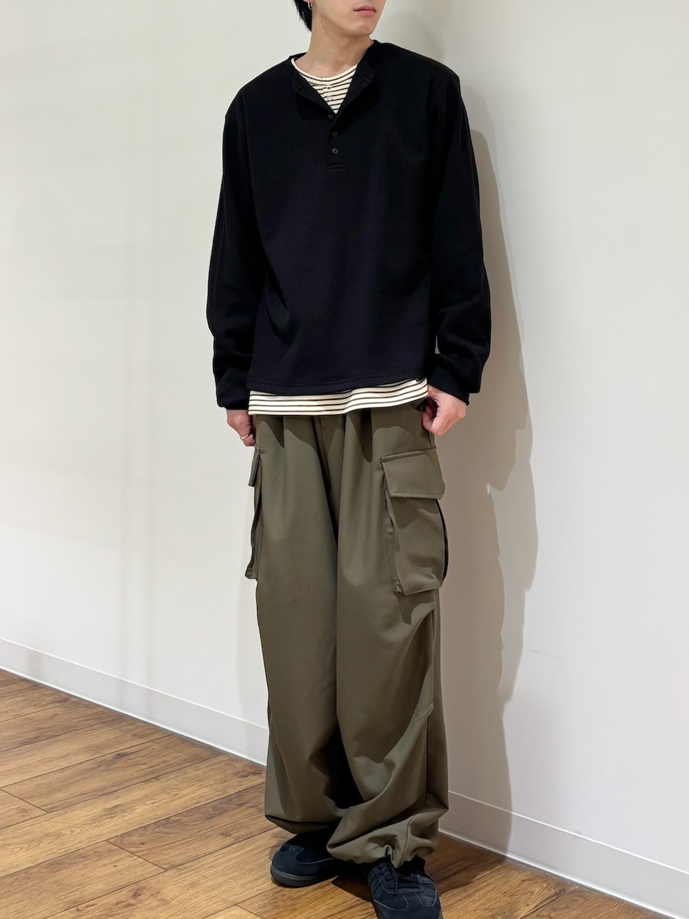 ブラック系のTシャツ/カットソー、ホワイト系のTシャツ/カットソー、グリーン系のその他パンツを着用したメンズの冬コーディネートの3枚目の写真
