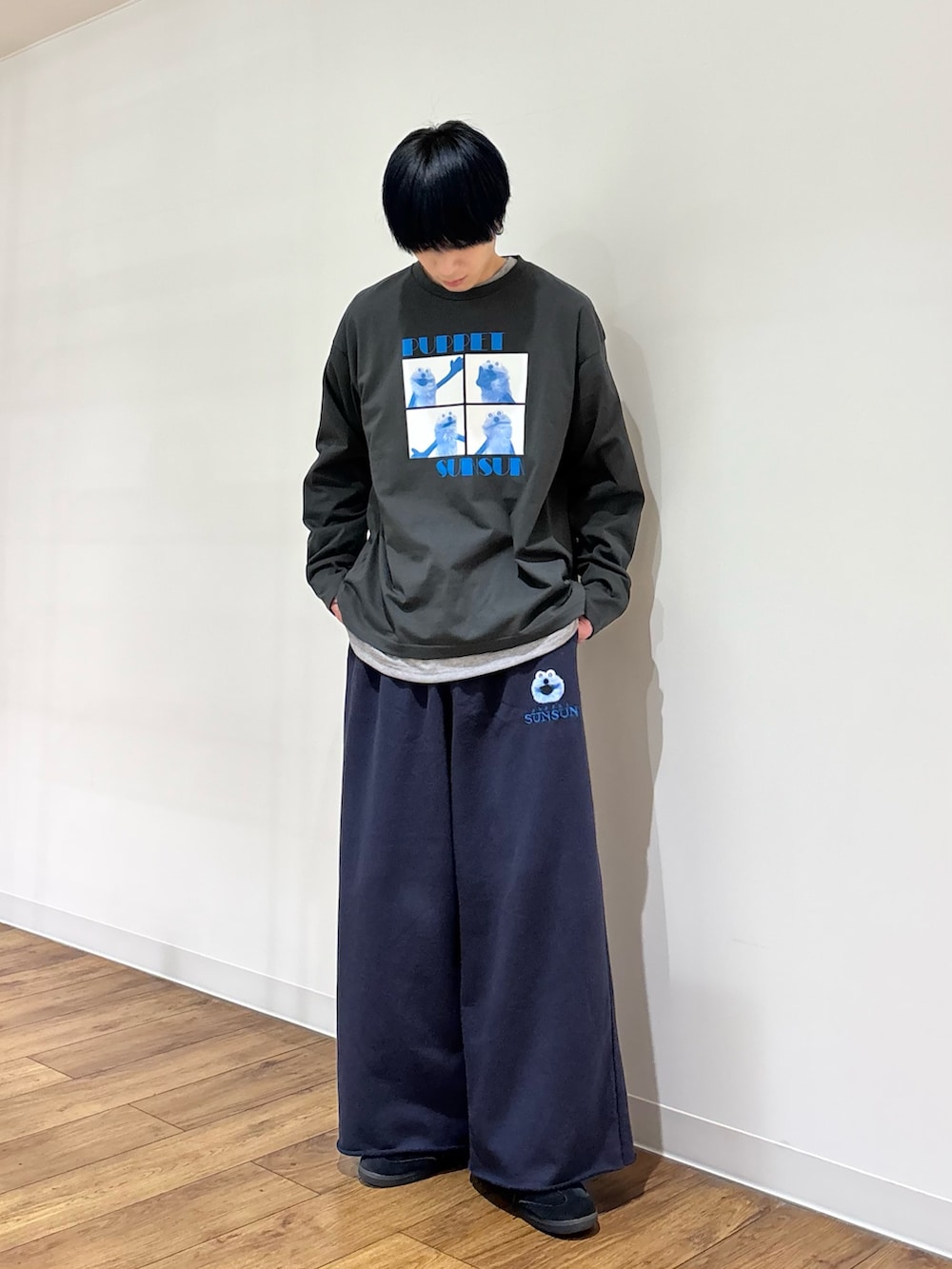 グレー系のTシャツ/カットソー、グレー系のTシャツ/カットソー、ブルー系のその他パンツを着用したメンズの冬コーディネートの3枚目の写真