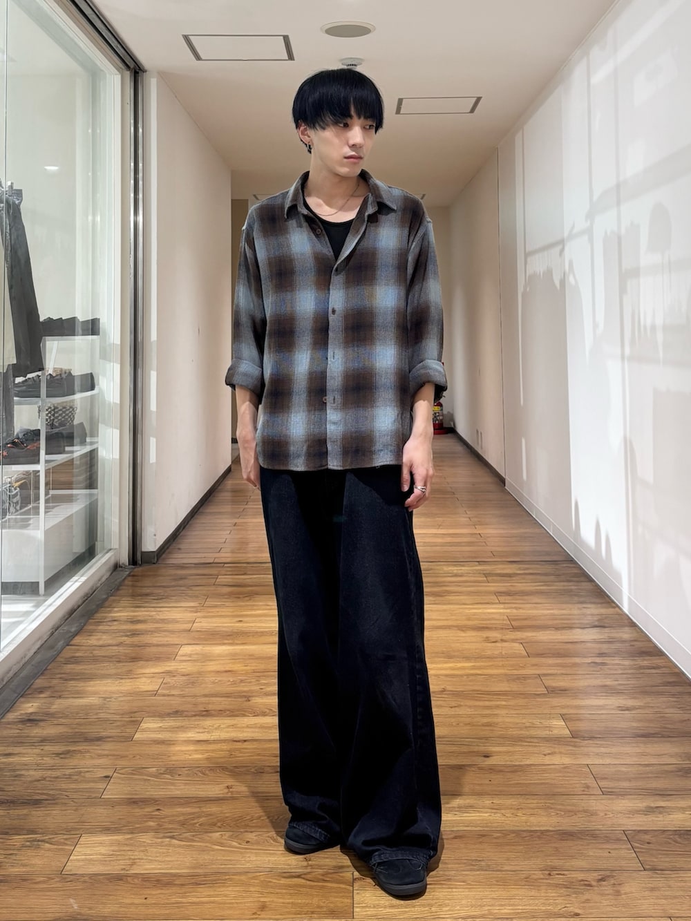 ブルー系のシャツ/ブラウス、ブルー系のデニムパンツを着用したメンズの秋コーディネートの2枚目の写真