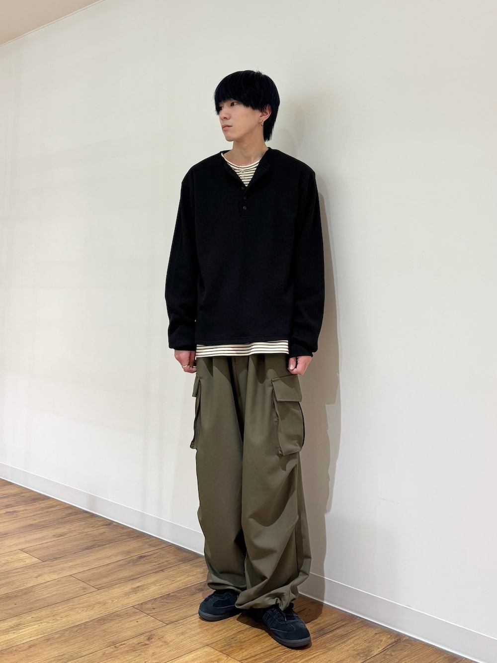 ブラック系のTシャツ/カットソー、ホワイト系のTシャツ/カットソー、グリーン系のその他パンツを着用したメンズの冬コーディネートの2枚目の写真