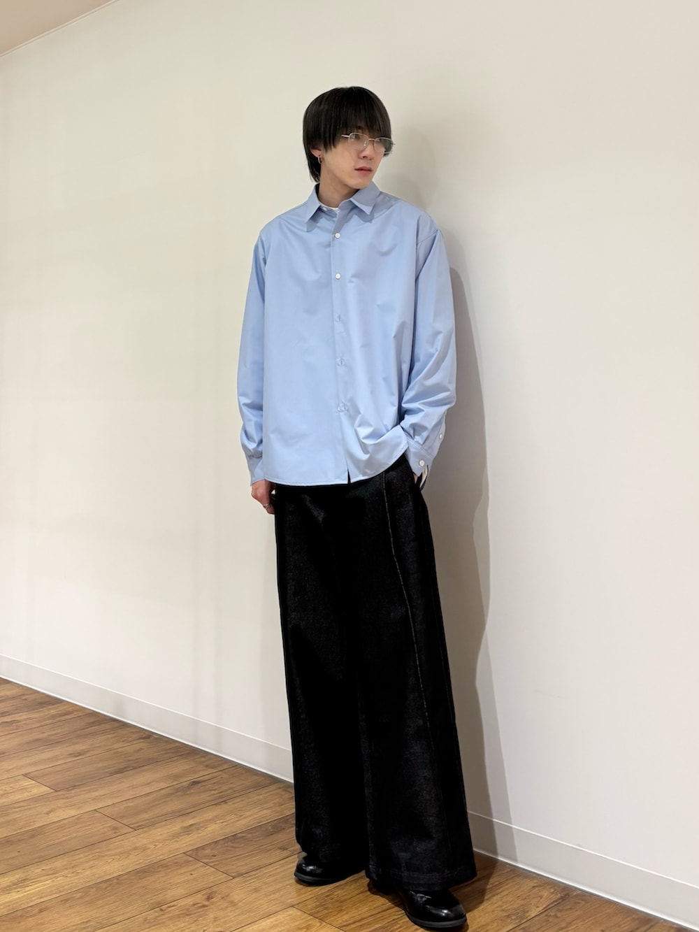 ホワイト系のTシャツ/カットソー、ブルー系のシャツ/ブラウス、ブラック系のデニムパンツを着用したメンズの春コーディネートの2枚目の写真