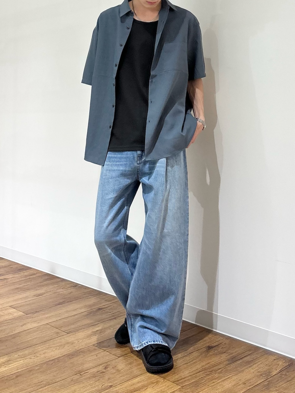 ブルー系のシャツ/ブラウス、グレー系のタンクトップ、ブルー系のデニムパンツを着用したメンズの春コーディネートの3枚目の写真