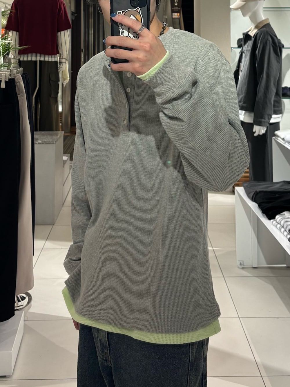 グレー系のTシャツ/カットソー、グリーン系のTシャツ/カットソー、ブルー系のデニムパンツを着用したメンズの春コーディネートの4枚目の写真