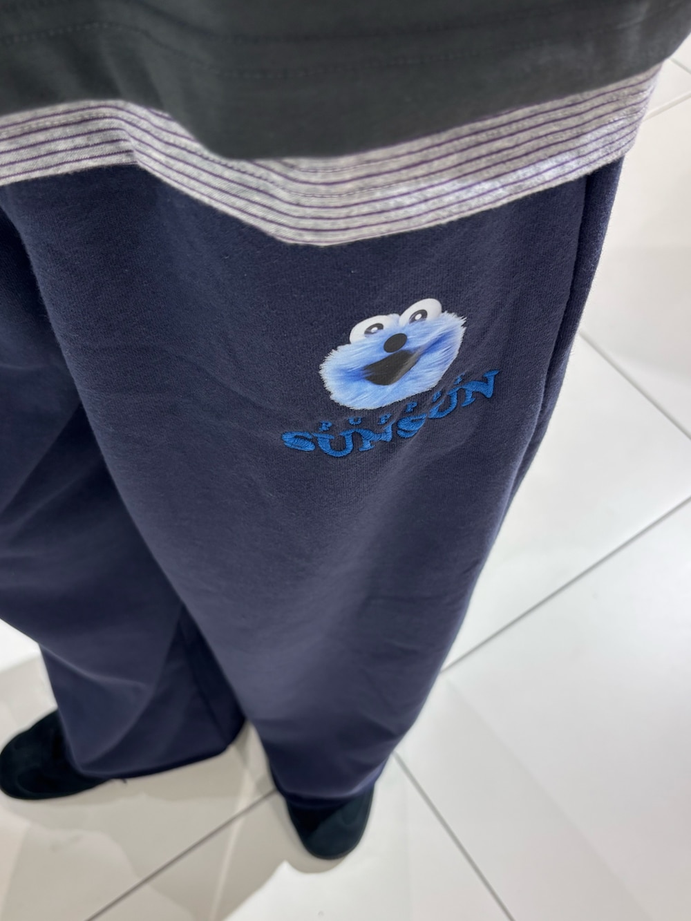 グレー系のTシャツ/カットソー、グレー系のTシャツ/カットソー、ブルー系のその他パンツを着用したメンズの冬コーディネートの8枚目の写真