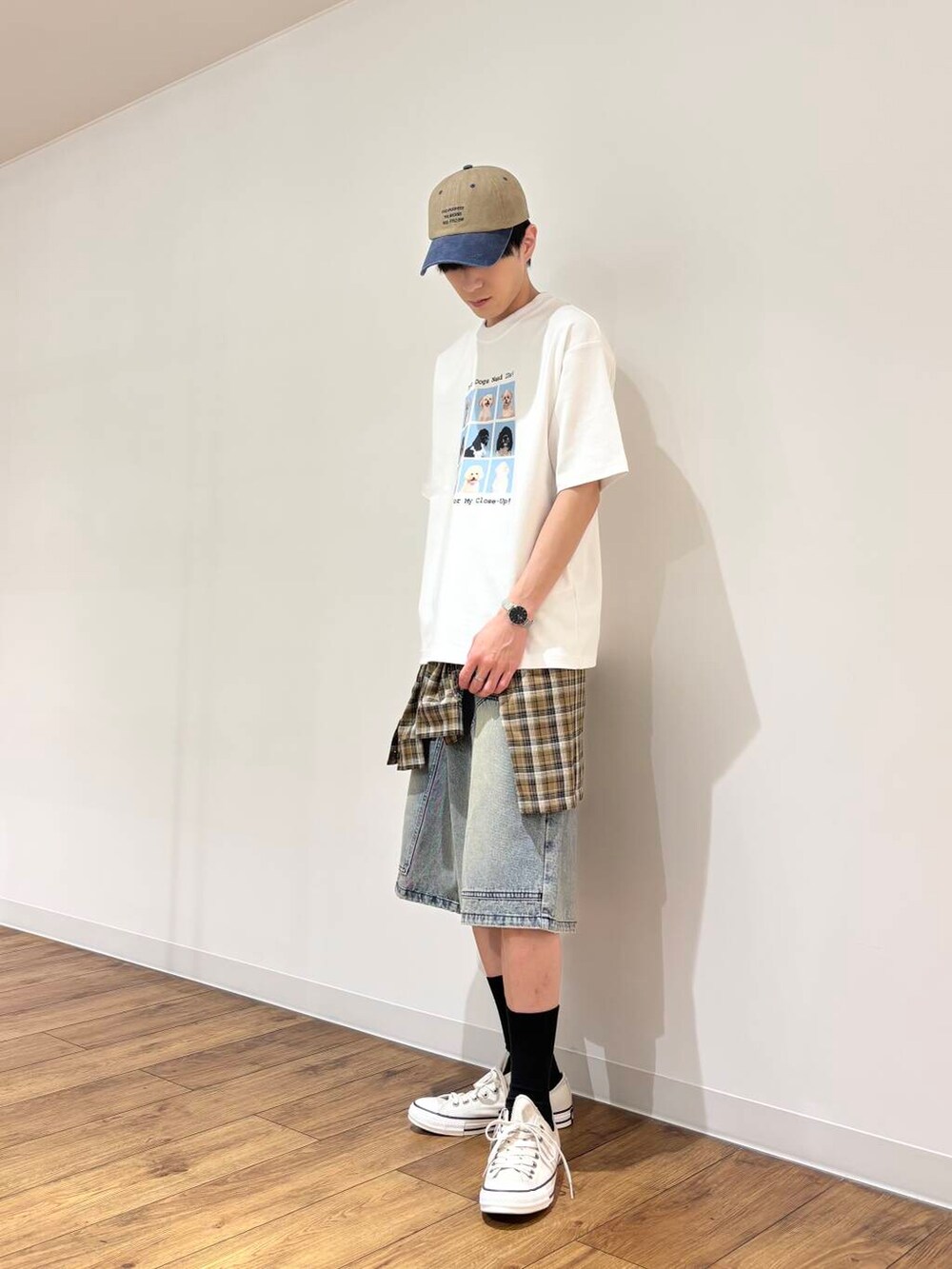 ベージュ系のシャツ/ブラウス、ホワイト系のTシャツ/カットソー、ブルー系のその他パンツを着用したメンズの夏コーディネートの3枚目の写真