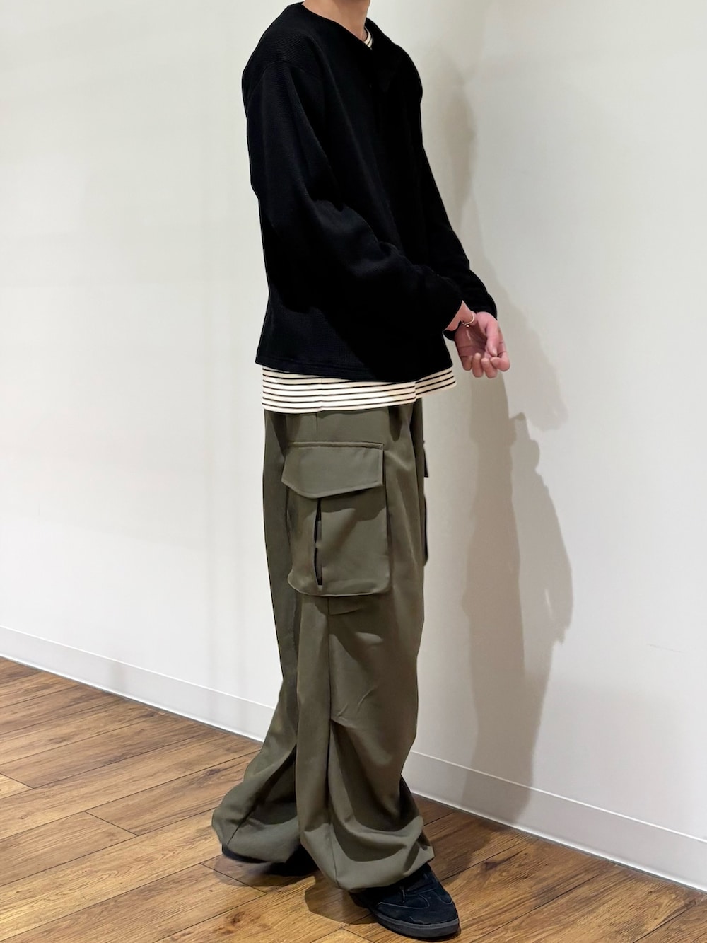 ブラック系のTシャツ/カットソー、ホワイト系のTシャツ/カットソー、グリーン系のその他パンツを着用したメンズの冬コーディネートの4枚目の写真