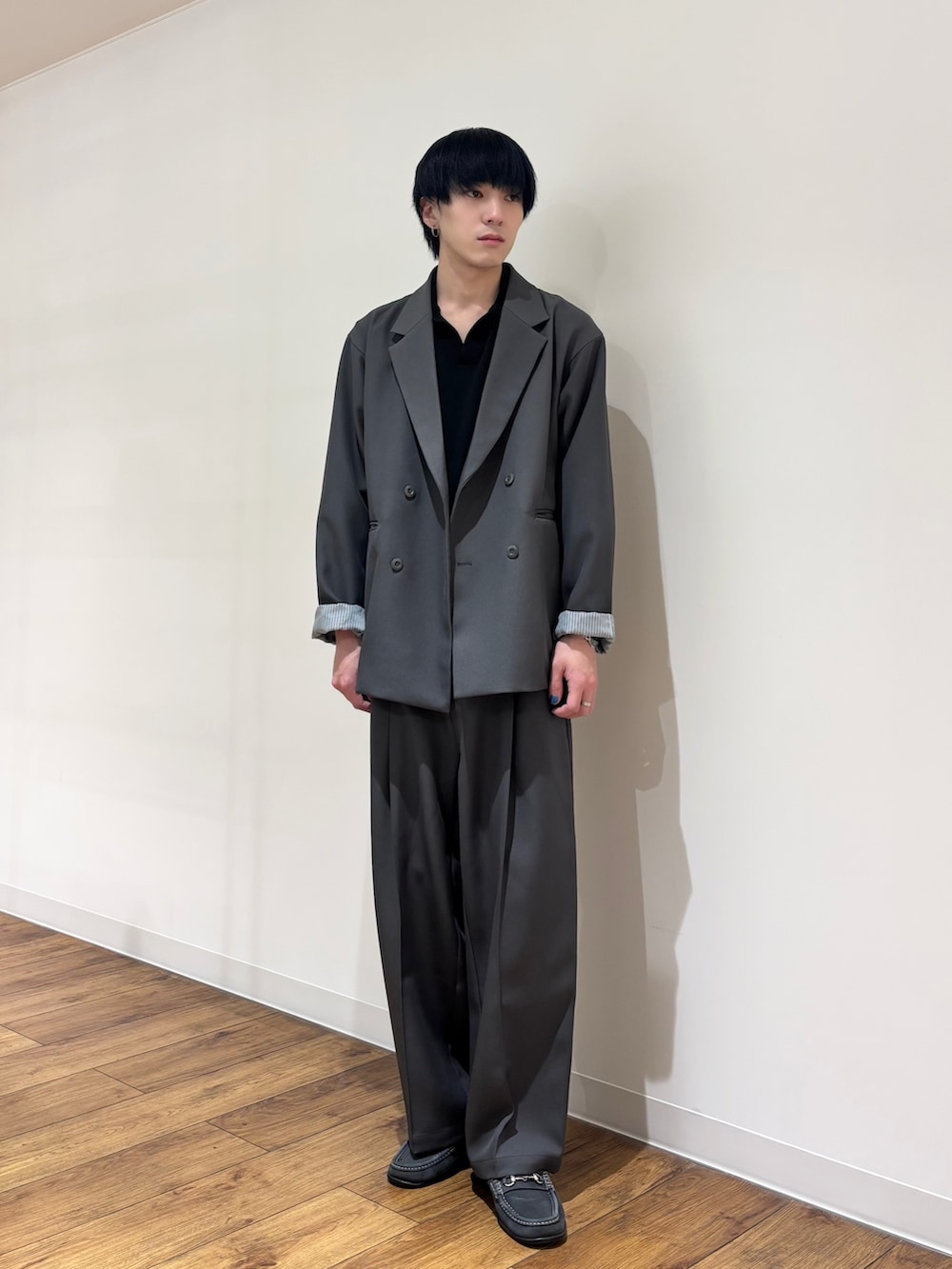 ブルー系のその他アウター、ブラック系のニット/セーター、ブルー系のその他パンツを着用したメンズの冬コーディネートの2枚目の写真