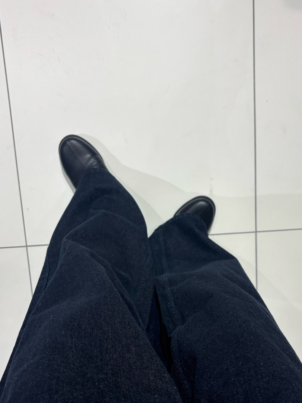 ベージュ系のテーラードジャケット、ホワイト系のTシャツ/カットソー、ブルー系のデニムパンツを着用したメンズの春コーディネートの8枚目の写真