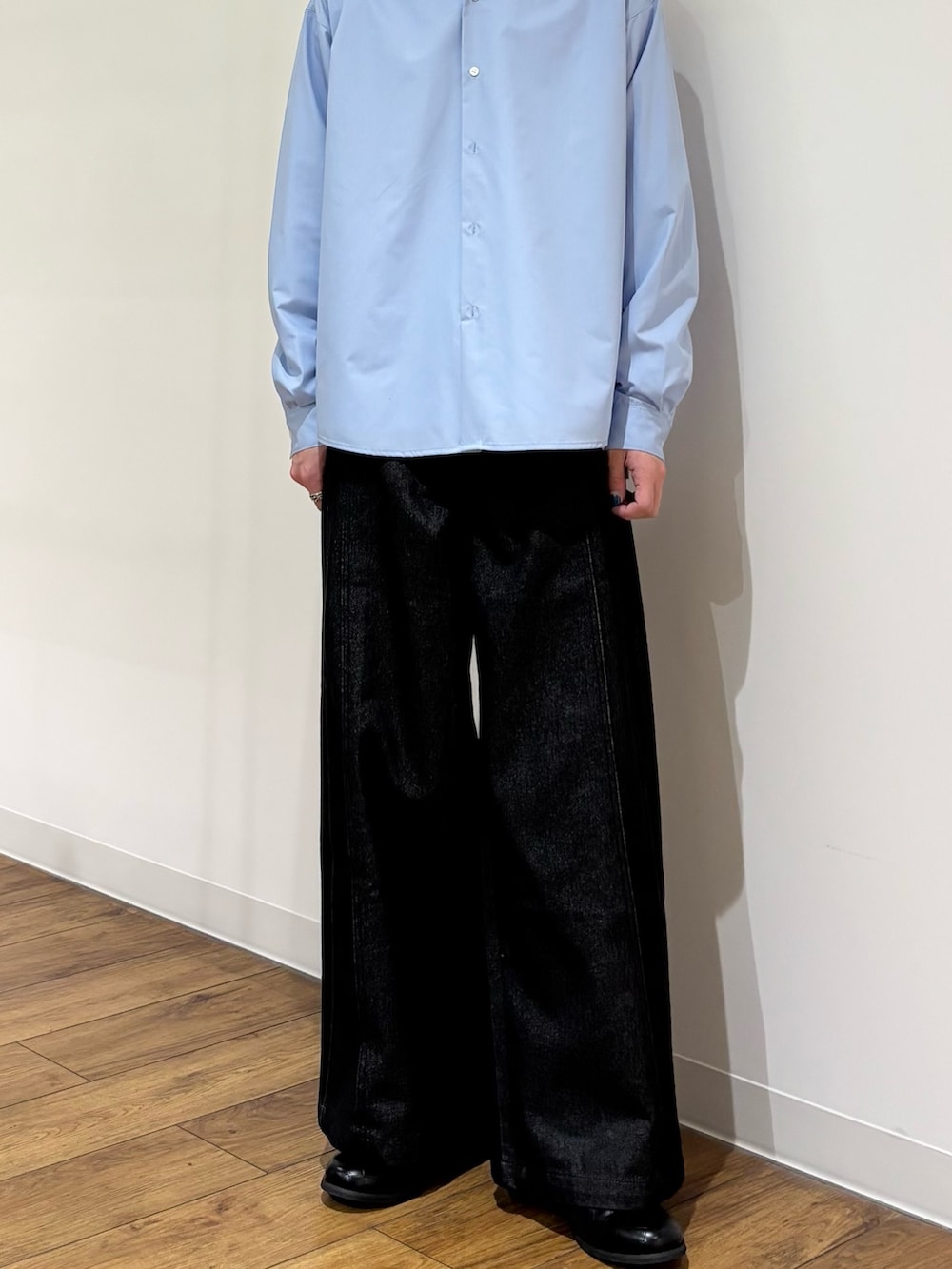 ホワイト系のTシャツ/カットソー、ブルー系のシャツ/ブラウス、ブラック系のデニムパンツを着用したメンズの春コーディネートの9枚目の写真