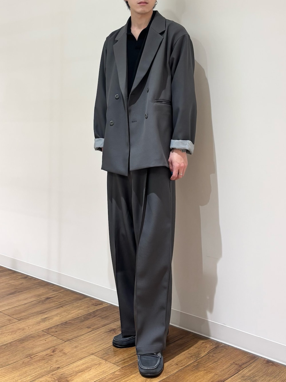 ブルー系のその他アウター、ブラック系のニット/セーター、ブルー系のその他パンツを着用したメンズの冬コーディネートの4枚目の写真