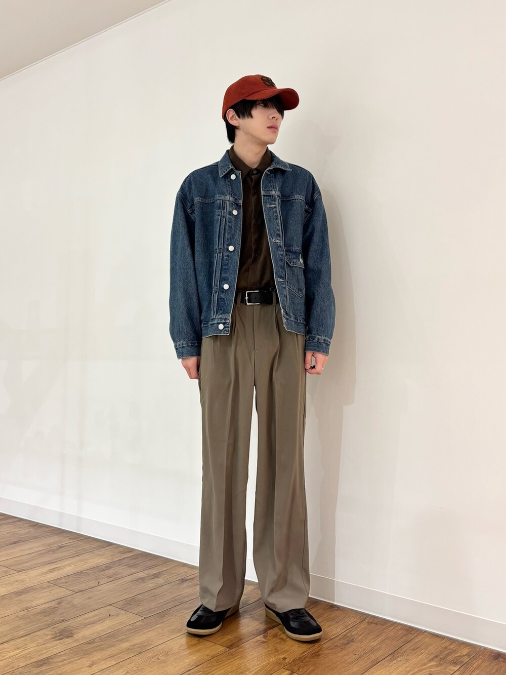 ブラウン系のシャツ/ブラウス、ブルー系のデニムジャケット、グリーン系のその他パンツを着用したメンズの冬コーディネートの2枚目の写真