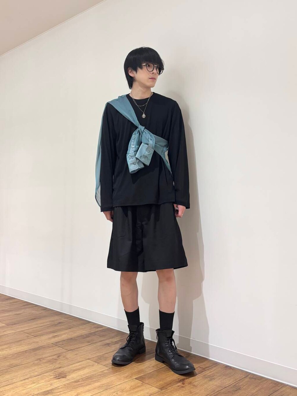 グリーン系のシャツ/ブラウス、ブラック系のTシャツ/カットソー、ブラック系のその他パンツを着用したメンズの夏コーディネートの2枚目の写真