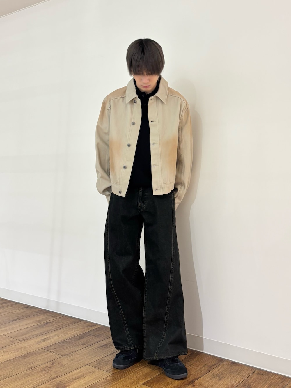 グリーン系のデニムジャケット、ブラック系のニット/セーター、ブラック系のデニムパンツを着用したメンズの冬コーディネートの2枚目の写真