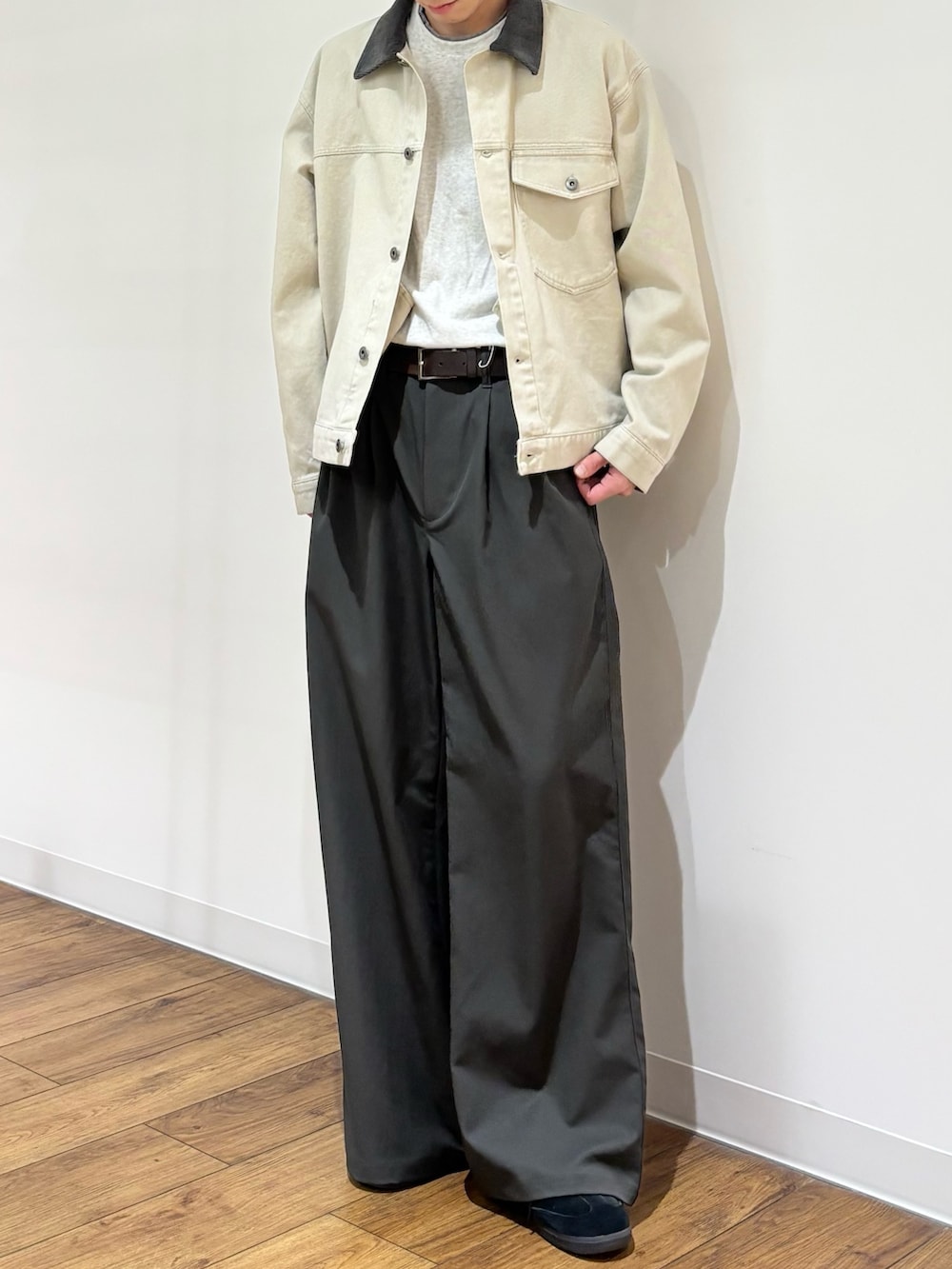 ホワイト系のブルゾン、グレー系のTシャツ/カットソー、グレー系のその他パンツを着用したメンズの冬コーディネートの3枚目の写真