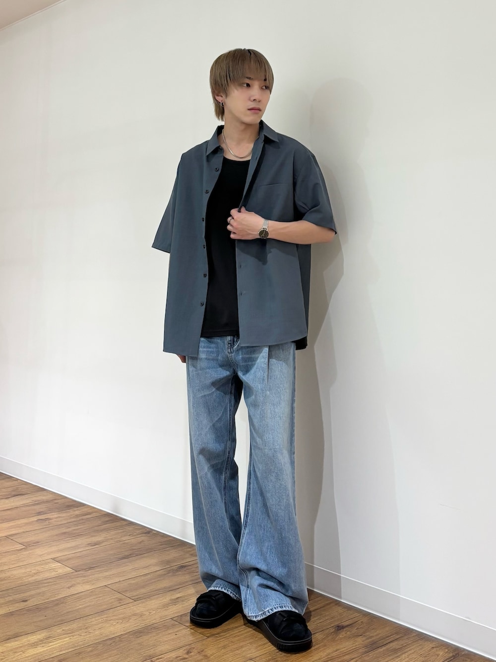 ブルー系のシャツ/ブラウス、グレー系のタンクトップ、ブルー系のデニムパンツを着用したメンズの春コーディネートの2枚目の写真
