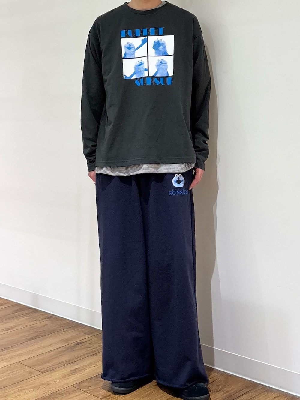 グレー系のTシャツ/カットソー、グレー系のTシャツ/カットソー、ブルー系のその他パンツを着用したメンズの冬コーディネートの4枚目の写真