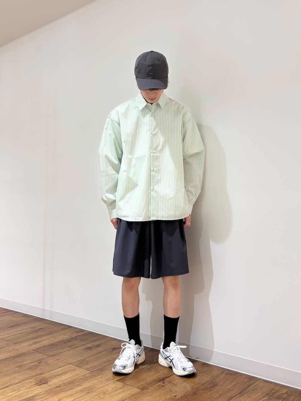 グリーン系のシャツ/ブラウス、グレー系のその他パンツ、グレー系のキャップを着用したメンズの春コーディネートの3枚目の写真