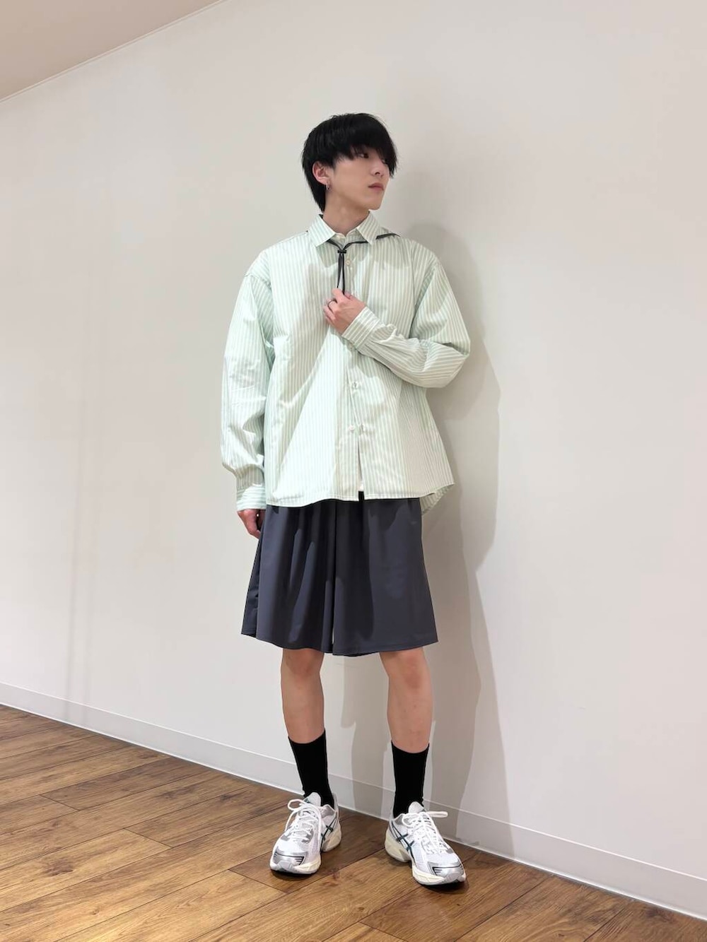 グリーン系のシャツ/ブラウス、グレー系のその他パンツ、グレー系のキャップを着用したメンズの春コーディネートの4枚目の写真