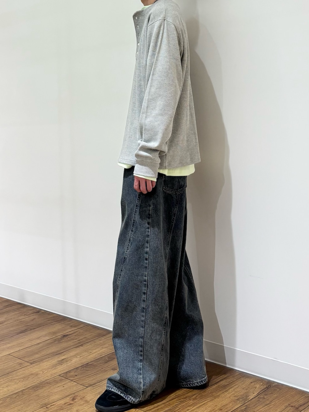 グレー系のTシャツ/カットソー、グリーン系のTシャツ/カットソー、ブルー系のデニムパンツを着用したメンズの春コーディネートの6枚目の写真