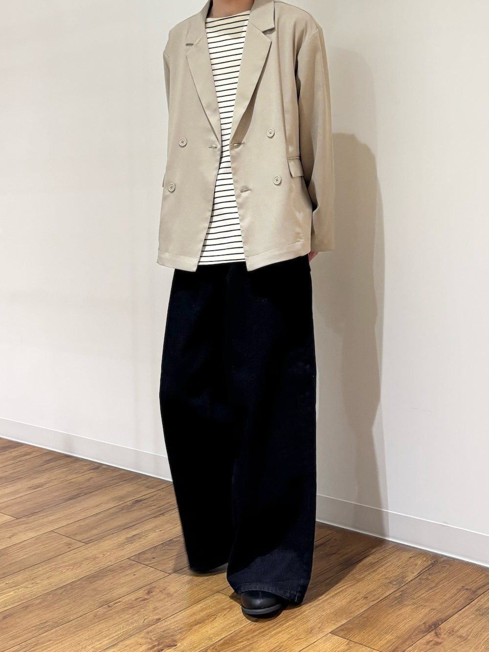 ベージュ系のテーラードジャケット、ホワイト系のTシャツ/カットソー、ブルー系のデニムパンツを着用したメンズの春コーディネートの4枚目の写真