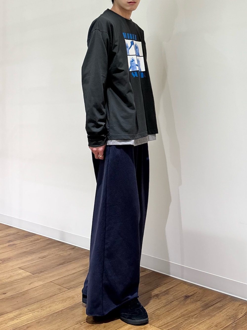 グレー系のTシャツ/カットソー、グレー系のTシャツ/カットソー、ブルー系のその他パンツを着用したメンズの冬コーディネートの5枚目の写真