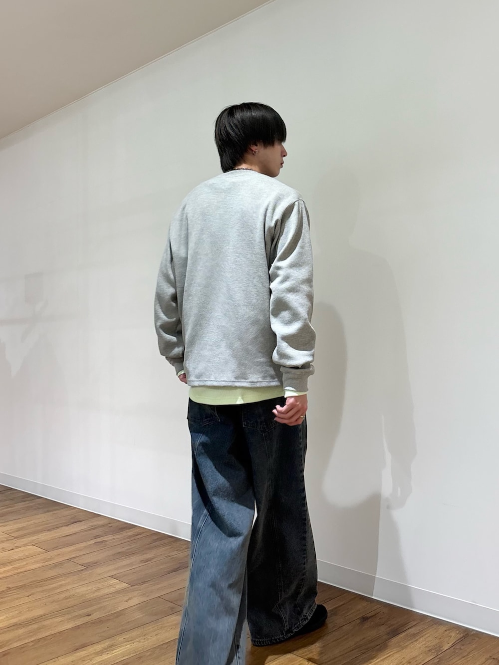 グレー系のTシャツ/カットソー、グリーン系のTシャツ/カットソー、ブルー系のデニムパンツを着用したメンズの春コーディネートの7枚目の写真