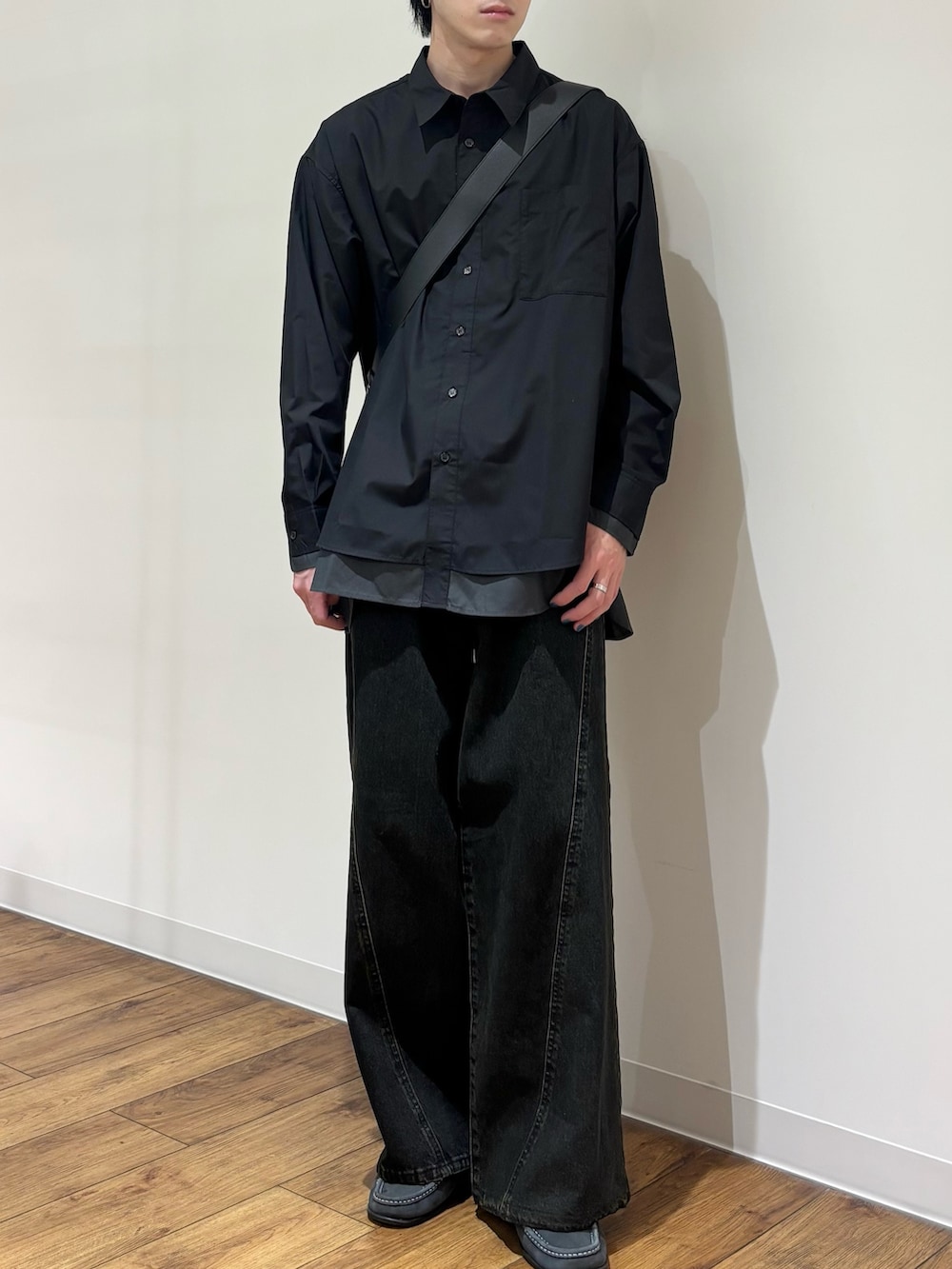 ブラック系のショルダーバッグ、グレー系のシャツ/ブラウス、ブラック系のデニムパンツを着用したメンズの冬コーディネートの3枚目の写真