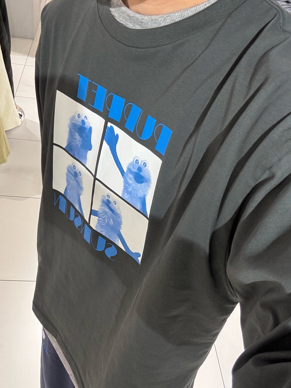 グレー系のTシャツ/カットソー、グレー系のTシャツ/カットソー、ブルー系のその他パンツを着用したメンズの冬コーディネートの7枚目の写真