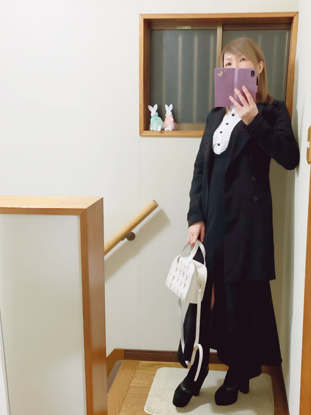 「ブラック、モノトーン、ペンシルスカート、JILLSTUART、ブーティ、rienda、今日のコーデ、ブラック×ホワイト」｜「JILL STUARTのJILLのショートブーツ🥾24cm着用🍀ヒールは10cmあるよ💦デザインが好き🥰（ブーツ、ブラック系）」を使った、mami太郎さん（レディース・162cm）の春コーディネートの4枚目の写真