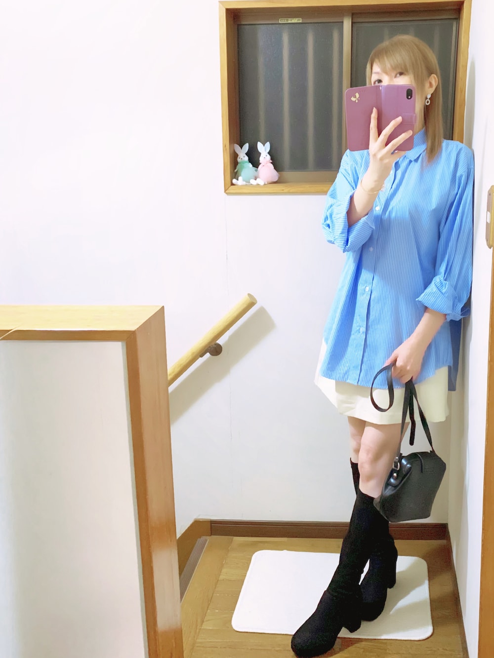 ブラック系のショルダーバッグ、ホワイト系のその他パンツ、ブラック系のブーツを着用したレディースの秋コーディネートの3枚目の写真