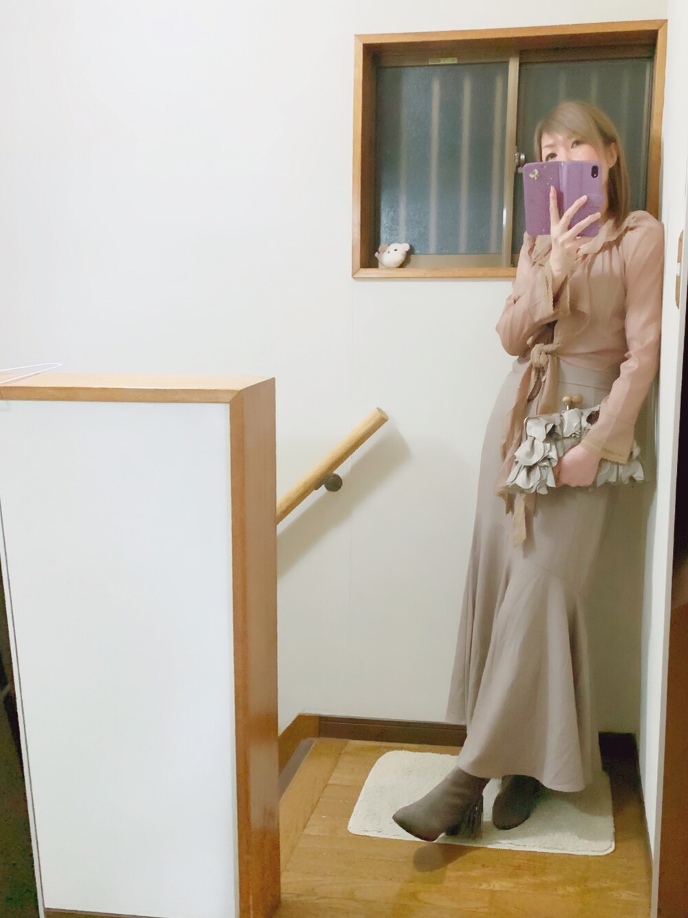 ベージュ系のスカート、ブラウン系のキャミソール、ブラウン系のカーディガン/ボレロを着用したレディースの夏コーディネートの2枚目の写真