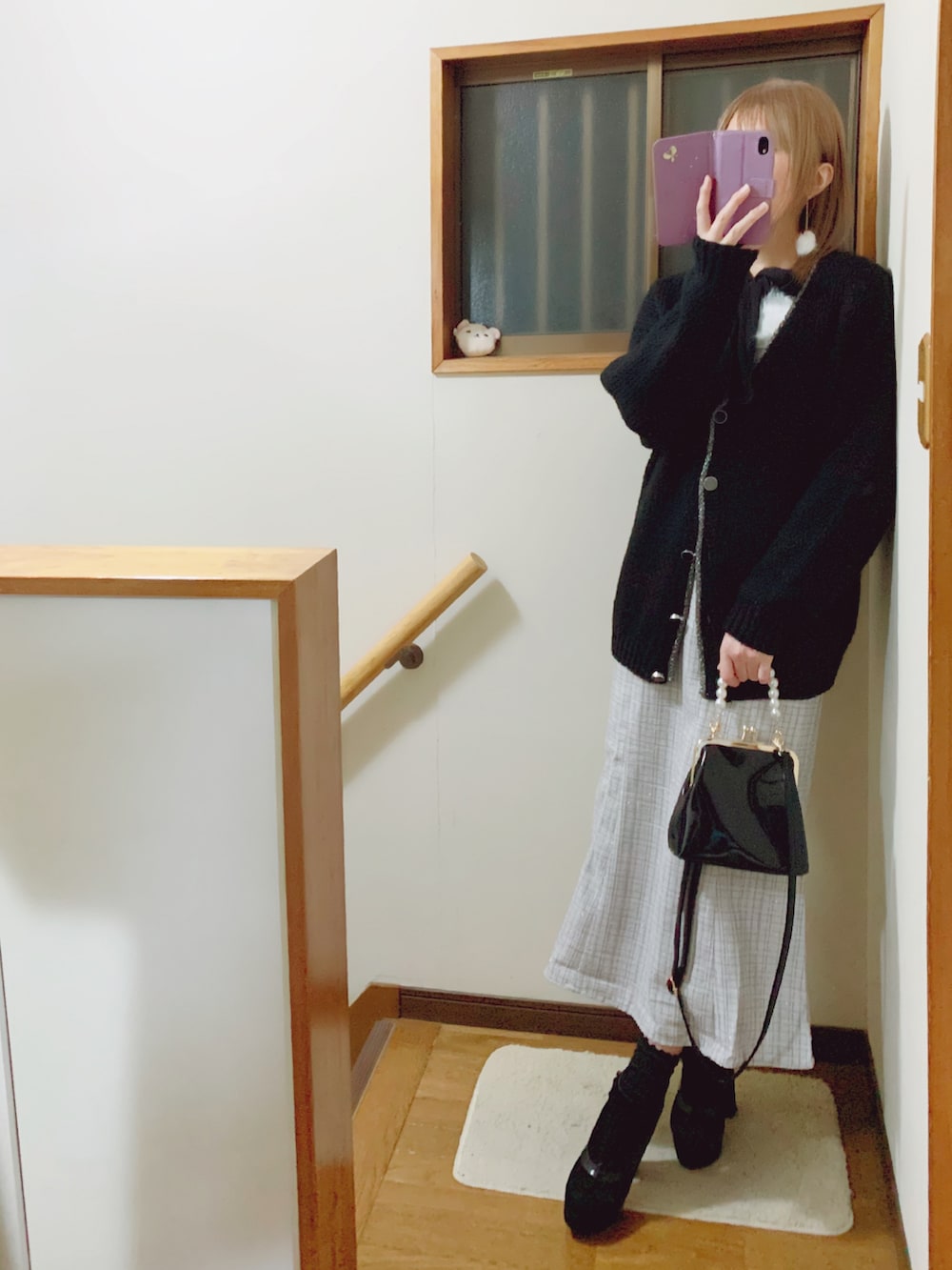 「モノトーン、モノトーンコーデ、ブラック×ホワイト、GRL、キャミワンピ、ファー、フリルブラウス、カーディガン、rienda、エナメルバッグ」｜「JILL STUARTのJILLのショートブーツ🥾24cm着用🍀ヒールは10cmあるよ💦デザインが好き🥰（ブーツ、ブラック系）」を使った、mami太郎さん（レディース・162cm）の秋コーディネートの3枚目の写真