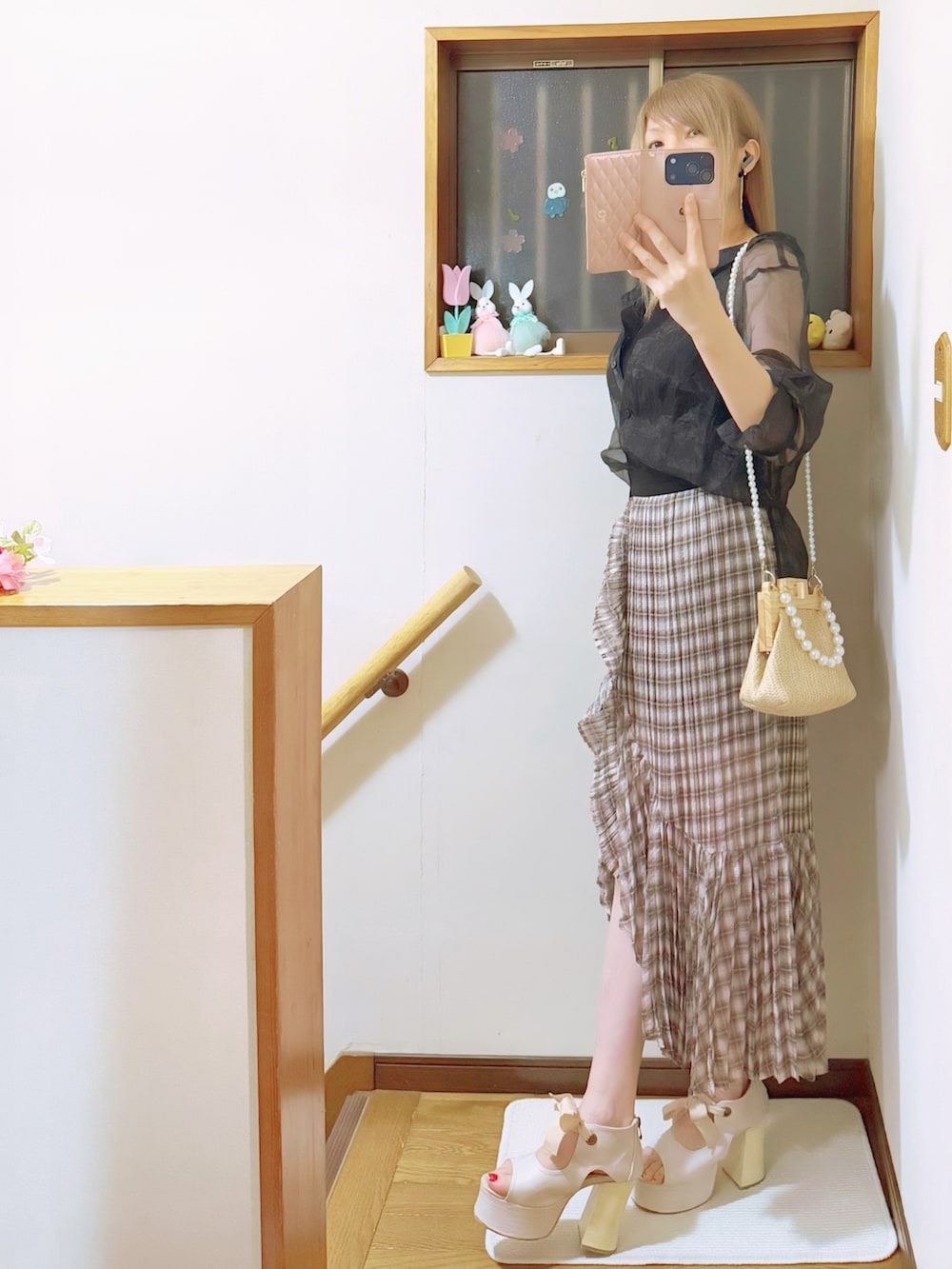 ブラック系のシャツ/ブラウス、その他のその他パンツ、ベージュ系のショルダーバッグを着用したレディースの夏コーディネートの2枚目の写真
