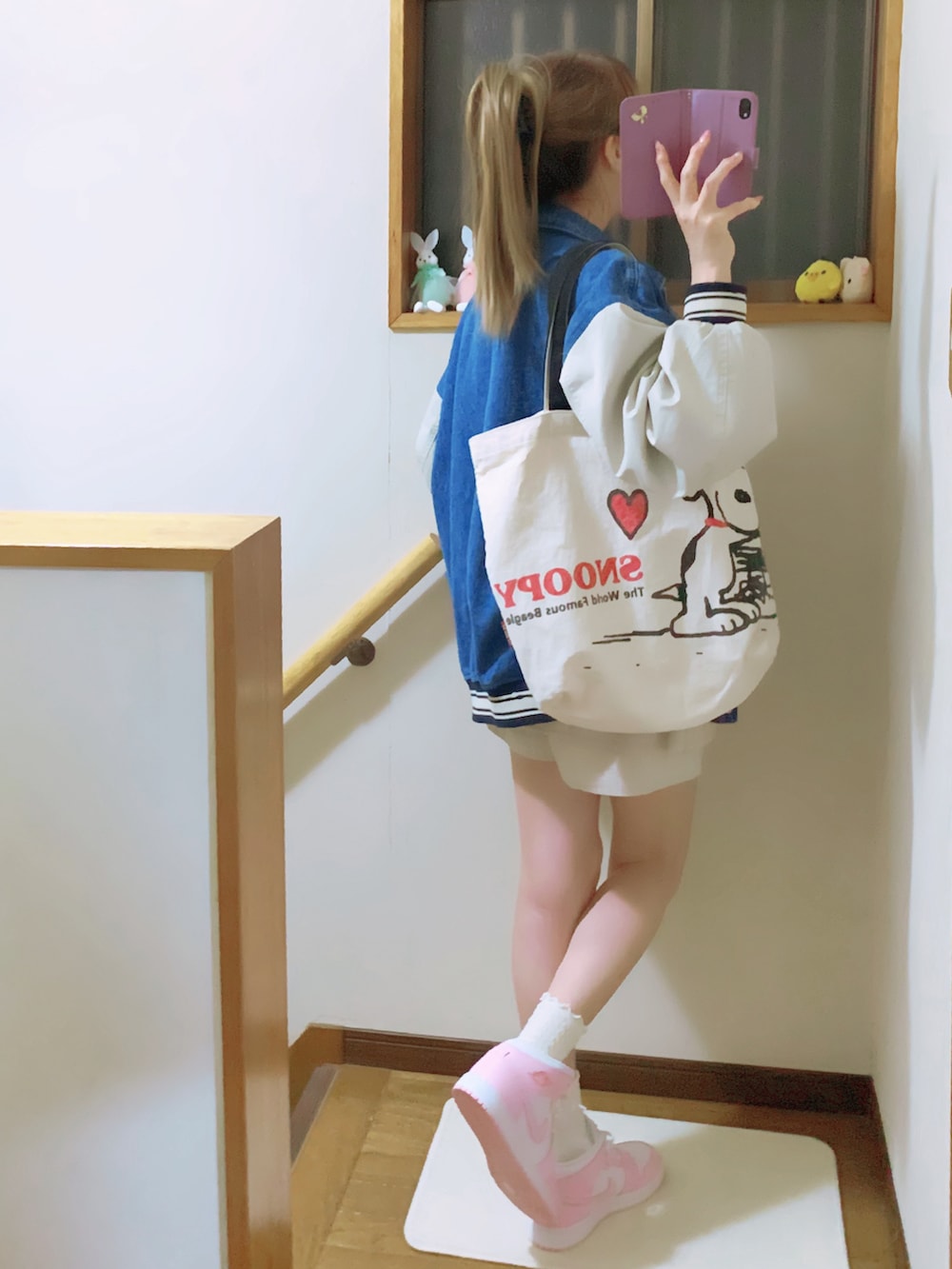 ブルー系のシャツ/ブラウス、ピンク系のタンクトップ、ブルー系のスタジャンを着用したレディースの秋コーディネートの4枚目の写真