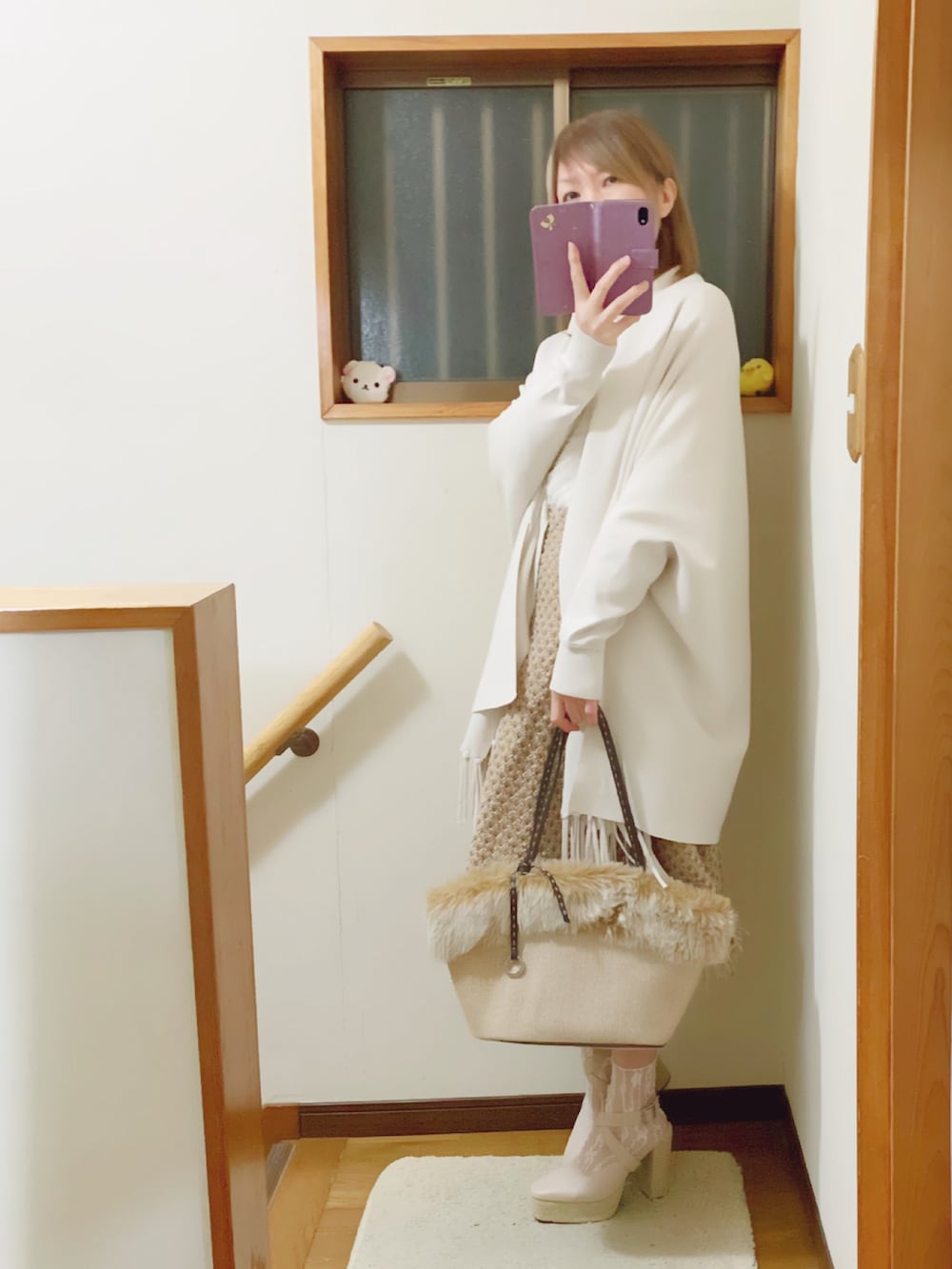 ホワイト系のシャツ/ブラウス、ベージュ系のスカート、ベージュ系のサンダルを着用したレディースの冬コーディネートの4枚目の写真